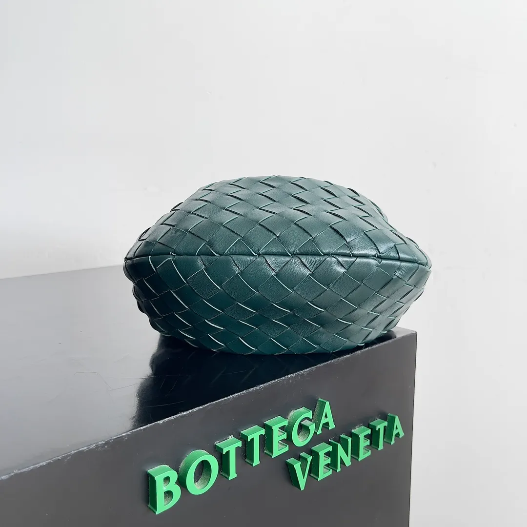 Batch 1120 Bottega veneta͙.——The latest braided and knotted hobo🔥 The top-grade lambskin leather is very soft, the bag shape is unique, practical and durable. It retains the traditional weaving elements while being a bit more flamboyant ~ Made of hand-woven sheepskin, zipper opening and closing, curved seamless structure, effortless to match. Highly recommended⚠️⚠️⚠️ The highest-end in the market🌈 Welcome to compare [Factory equipped with full package] size: 23x15x5cm.   Model: 651876